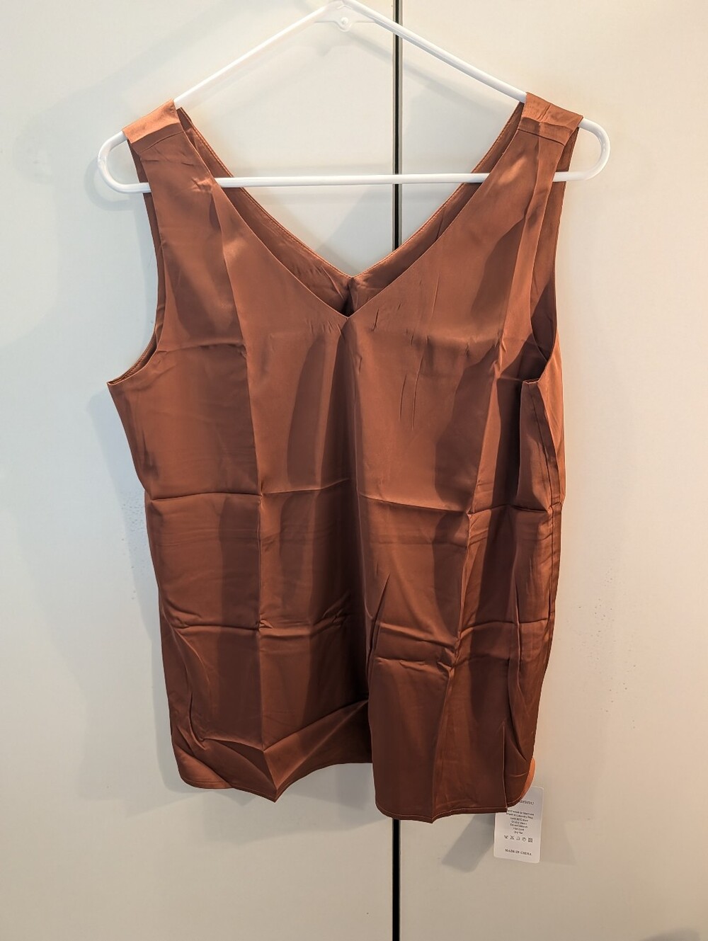HWOKEFEIYU Woman's Medium Brown Vneck  Sleeveless Top NWT